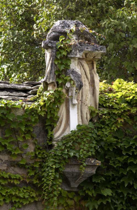 Vestige de la porterie ouest : détail, groupe sculpté, la Trinité (face est de la porte cochère). © Région Bourgogne-Franche-Comté, Inventaire du patrimoine Vestige de la porterie ouest : détail, groupe sculpté, la Trinité (face est de la porte cochère). © Région Bourgogne-Franche-Comté, Inventaire du patrimoine