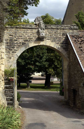 Vestige de la porterie ouest : porte cochère (face ouest). © Région Bourgogne-Franche-Comté, Inventaire du patrimoine Vestige de la porterie ouest : porte cochère (face ouest). © Région Bourgogne-Franche-Comté, Inventaire du patrimoine