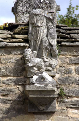 Vestige de la porterie ouest : détail, groupe sculpté (face ouest de la porte cochère). © Région Bourgogne-Franche-Comté, Inventaire du patrimoine