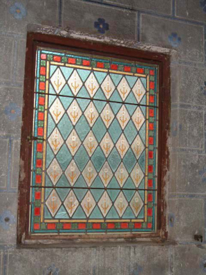 Vue de détail du vitrail de l'oratoire (décor géométrique et végétal stylisé). © Région Bourgogne-Franche-Comté, Inventaire du patrimoine