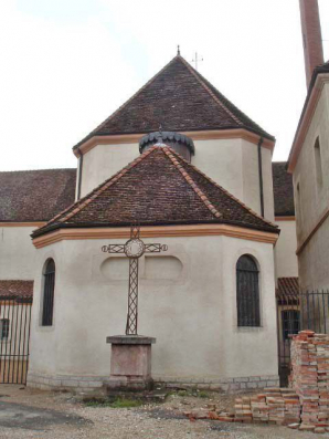 Vue de détail de la façade postérieure, chapelle et croix © Région Bourgogne-Franche-Comté, Inventaire du patrimoine