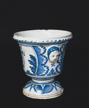 Vue de trois-quarts du vase 7. © Région Bourgogne-Franche-Comté, Inventaire du patrimoine