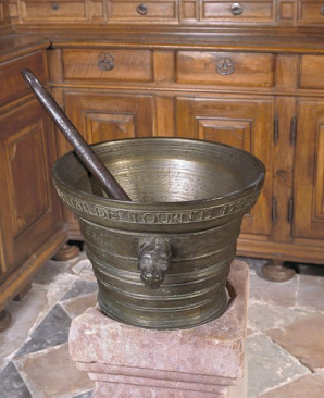 Vue du mortier, une poignée de face, et de son pilon. © Région Bourgogne-Franche-Comté, Inventaire du patrimoine