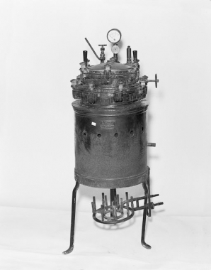 Vue d'un stérilisateur autoclave. © Région Bourgogne-Franche-Comté, Inventaire du patrimoine