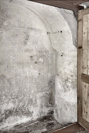 Sacristie : détail de l'arcade et du pilier de l'angle nord-ouest. © Région Bourgogne-Franche-Comté, Inventaire du patrimoine