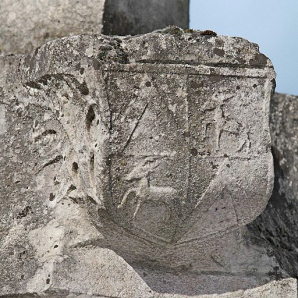 Détail du piédestal : armoiries de la famille de Frasans. © Région Bourgogne-Franche-Comté, Inventaire du patrimoine