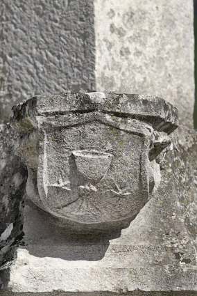 Détail du piédestal : armoiries. © Région Bourgogne-Franche-Comté, Inventaire du patrimoine