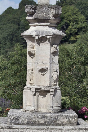 Détail : piédestal. © Région Bourgogne-Franche-Comté, Inventaire du patrimoine