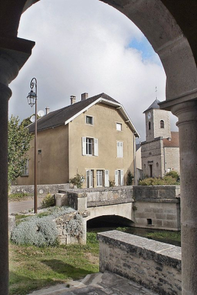 Pont de la rue de la Fontaine, vue depuis le lavoir. © Région Bourgogne-Franche-Comté, Inventaire du patrimoine