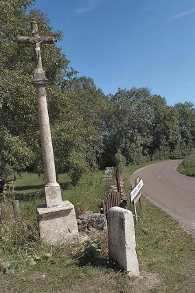 Vue d'ensemble, avec la borne routière. © Région Bourgogne-Franche-Comté, Inventaire du patrimoine