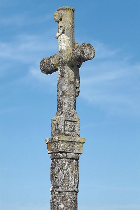 Détail, la croix vue de trois quarts. © Région Bourgogne-Franche-Comté, Inventaire du patrimoine
