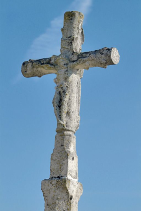 Détail, la croix vue de trois quarts. © Région Bourgogne-Franche-Comté, Inventaire du patrimoine