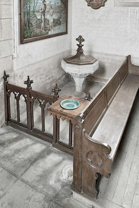 Vue d'ensemble des fonts baptismaux, de leur clôture et d'un banc de fidèles. © Région Bourgogne-Franche-Comté, Inventaire du patrimoine
