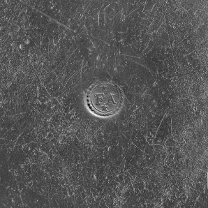 Assiette n° 02/00407, 2 : détail du poinçon du revers. © Région Bourgogne-Franche-Comté, Inventaire du patrimoine