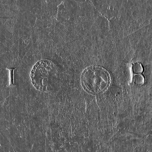 Assiette n° 02/00366, 2 : détail des poinçons du revers. © Région Bourgogne-Franche-Comté, Inventaire du patrimoine