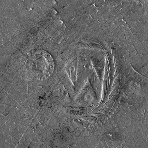 Plat n° 02/00373 : détail du poinçon et des armoiries. © Région Bourgogne-Franche-Comté, Inventaire du patrimoine