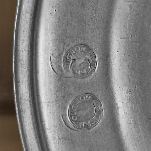 Assiette n° 02/00367 : détail des poinçons de l'avers. © Région Bourgogne-Franche-Comté, Inventaire du patrimoine