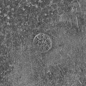Assiette n° 02/00347 : détail du poinçon du revers. © Région Bourgogne-Franche-Comté, Inventaire du patrimoine
