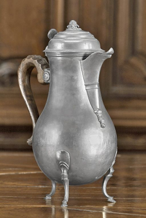 Vue d'ensemble côté bec, couvercle fermé. © Région Bourgogne-Franche-Comté, Inventaire du patrimoine