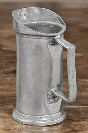 Pichet-mesure n° 02/00387 : vue de trois-quarts. © Région Bourgogne-Franche-Comté, Inventaire du patrimoine