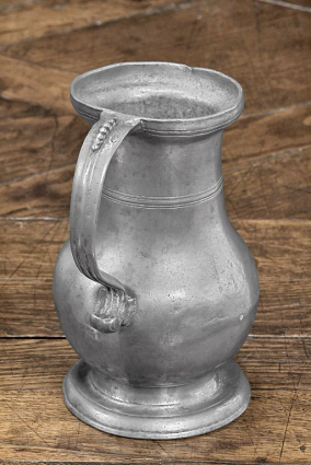 Vue d'ensemble du pot à eau n° d'inventaire 02/00392, côté anse. © Région Bourgogne-Franche-Comté, Inventaire du patrimoine