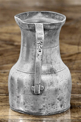 Pichet n° 02/00391 : vue côté anse. © Région Bourgogne-Franche-Comté, Inventaire du patrimoine