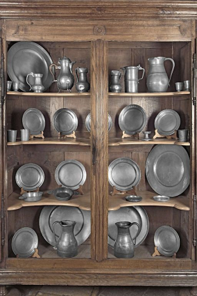 Vue d'ensemble de l'armoire aux étains. © Région Bourgogne-Franche-Comté, Inventaire du patrimoine