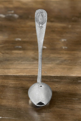 Vue d'ensemble de face de la cuiller à médicament n° 02/01189. © Région Bourgogne-Franche-Comté, Inventaire du patrimoine