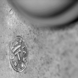 Détail du poinçon du potier d'étain. © Région Bourgogne-Franche-Comté, Inventaire du patrimoine