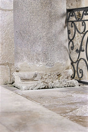 Base de la colonne gauche du choeur. © Région Bourgogne-Franche-Comté, Inventaire du patrimoine Base de la colonne gauche du choeur. © Région Bourgogne-Franche-Comté, Inventaire du patrimoine