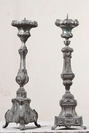 Vue de deux chandeliers. © Région Bourgogne-Franche-Comté, Inventaire du patrimoine Vue de deux chandeliers. © Région Bourgogne-Franche-Comté, Inventaire du patrimoine