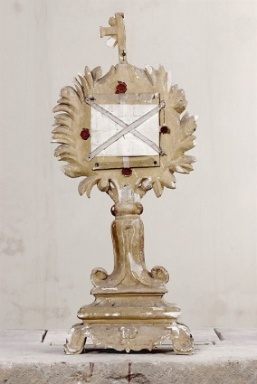 Revers d'un reliquaire. © Région Bourgogne-Franche-Comté, Inventaire du patrimoine Revers d'un reliquaire. © Région Bourgogne-Franche-Comté, Inventaire du patrimoine