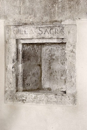 Armoire aux Saintes-Huiles. © Région Bourgogne-Franche-Comté, Inventaire du patrimoine Armoire aux Saintes-Huiles. © Région Bourgogne-Franche-Comté, Inventaire du patrimoine