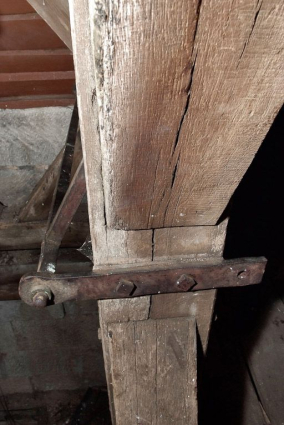 Détail de la fixation du marteau traversant la poutre. © Région Bourgogne-Franche-Comté, Inventaire du patrimoine