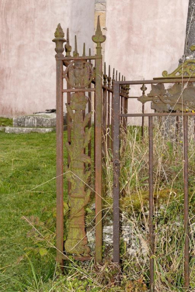Tombe à clôture en fonte, pilastre gauche. © Région Bourgogne-Franche-Comté, Inventaire du patrimoine