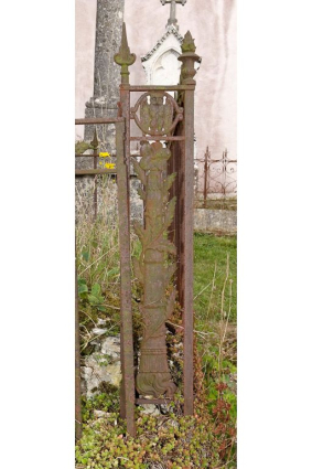 Tombe à clôture en fonte, pilastre droit. © Région Bourgogne-Franche-Comté, Inventaire du patrimoine