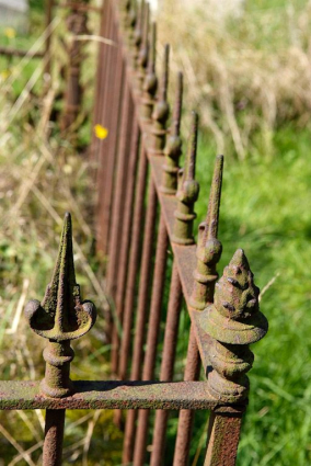 Tombe à clôture en fonte, détail. © Région Bourgogne-Franche-Comté, Inventaire du patrimoine