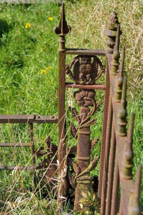 Tombe à clôture en fonte, détail. © Région Bourgogne-Franche-Comté, Inventaire du patrimoine