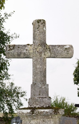 Tombe de Jean-Baptiste Apert, détail de la croix. © Région Bourgogne-Franche-Comté, Inventaire du patrimoine
