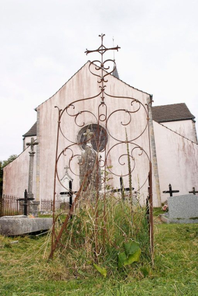 Tombe à clôture en fer forgé. © Région Bourgogne-Franche-Comté, Inventaire du patrimoine