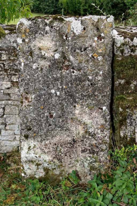 Stèle ou dalle médiévale, vue de face. © Région Bourgogne-Franche-Comté, Inventaire du patrimoine