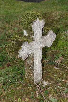 Croix funéraire, vue de trois quarts. © Région Bourgogne-Franche-Comté, Inventaire du patrimoine