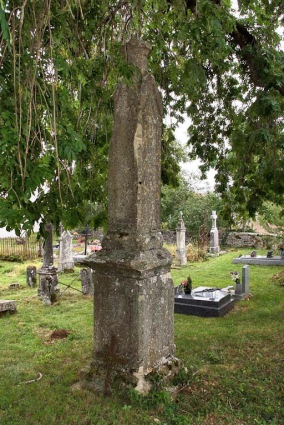 Monument en forme d'obélisque sur piédestal, vue d'ensemble. © Région Bourgogne-Franche-Comté, Inventaire du patrimoine
