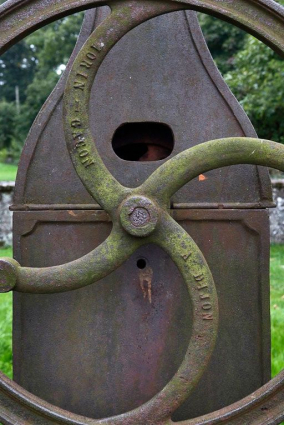 Marque sur le volant de la pompe. © Région Bourgogne-Franche-Comté, Inventaire du patrimoine