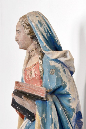 Détail de la Vierge : vue à mi-corps de profil gauche. © Région Bourgogne-Franche-Comté, Inventaire du patrimoine