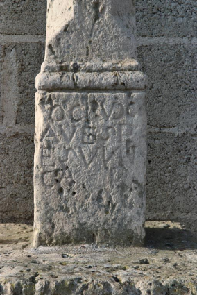 Détail de l'inscription (face antérieure). © Région Bourgogne-Franche-Comté, Inventaire du patrimoine Détail de l'inscription (face antérieure). © Région Bourgogne-Franche-Comté, Inventaire du patrimoine