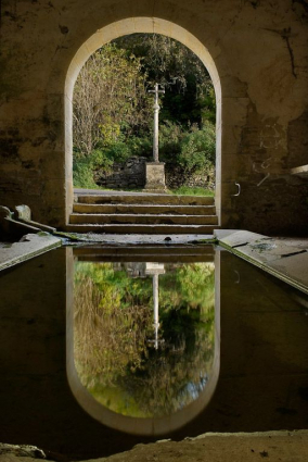 Vue depuis l'intérieur du lavoir. © Région Bourgogne-Franche-Comté, Inventaire du patrimoine