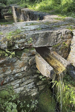 Goulotte d'écoulement du bassin à rouir le chanvre. © Région Bourgogne-Franche-Comté, Inventaire du patrimoine