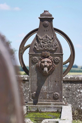 Pompe à volant, vue d'ensemble. © Région Bourgogne-Franche-Comté, Inventaire du patrimoine