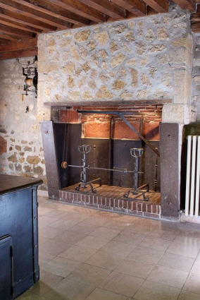 Cheminée de la cuisine et son tourne-broche. © Région Bourgogne-Franche-Comté, Inventaire du patrimoine